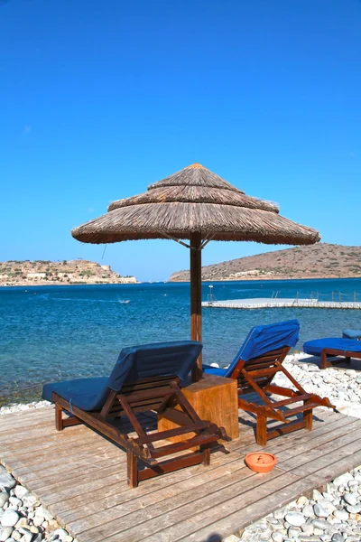 Duas cadeiras lounge com guarda-sol em uma praia — Fotografia de Stock