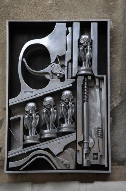 Doğum makine heykelini H.R. Giger H.R. Giger Müzesi önünde