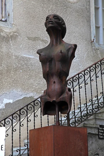 Estatua surrealista de mujeres de ciencia ficción en H.R. Museo Giger en Gruyeres , — Foto de Stock