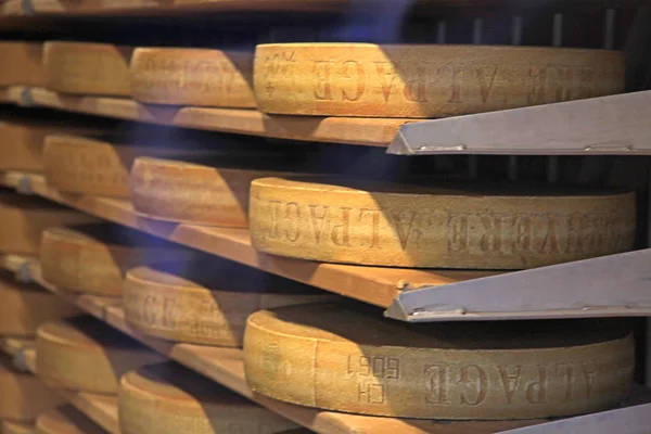 Berömd schweizisk ost i Gruyères, Switzerland. — Stockfoto
