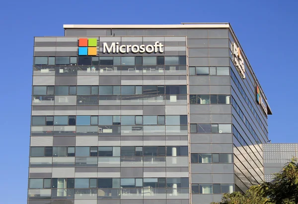 Microsoft nápis na budově v Itálie. — Stock fotografie