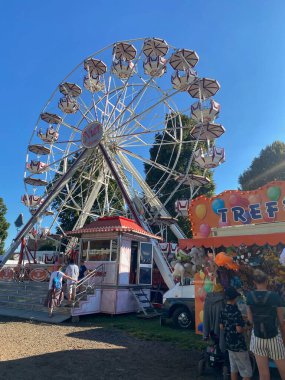 Bad SoODEN-ALLENDORF, ALMANY 19 AĞUSTOS 2025: Bad Sooden-Allendorf 'taki yerel bir panayırda dönme dolap. Tarihi kaplıca kasabasındaki geleneksel yarı keresteli evlere karşı parlak şenlikli dekorasyonlar..