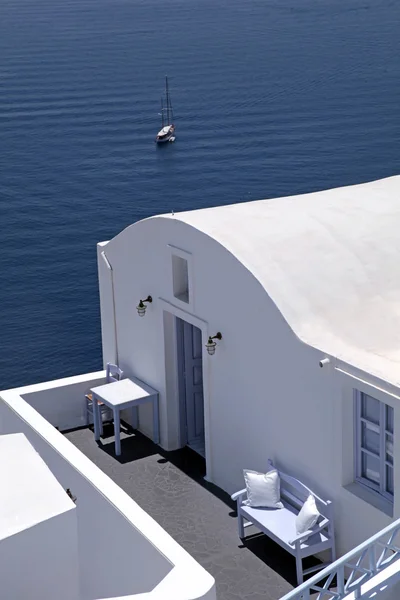 Rumah putih tradisional dan pemandangan laut teras, Oia, Santorini — Stok Foto