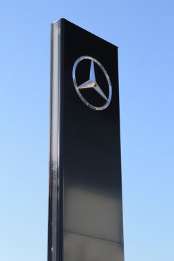 Mercedes-Benz işareti gökyüzü Herzliya, İsrail.