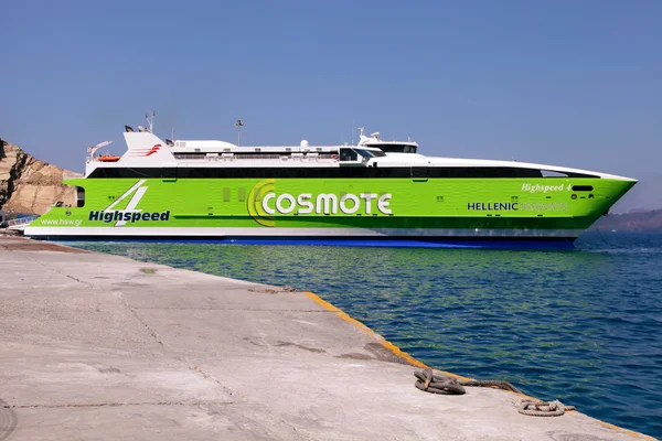 Big ferryboat in Santorini sea port, Greece. — Stock Photo, Image