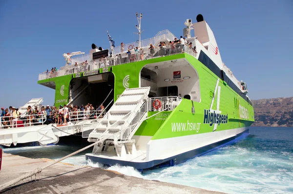 Tourists arrive from big ferryboat in the port Santorini, Greece — Stock Photo, Image