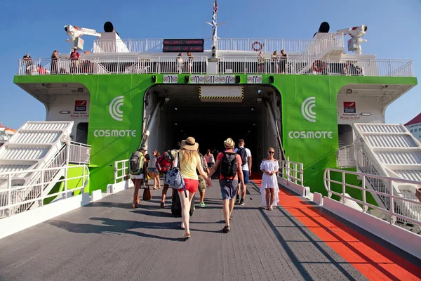 Tourists board on the ferry to Santorini island at the port of H — Stock Photo, Image