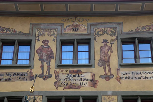 Antiguo fresco hermoso en el edificio medieval en Lucern, Suiza —  Fotos de Stock