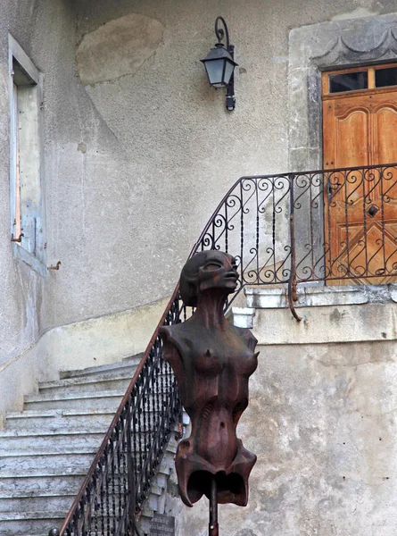 Estatua surrealista de mujeres de ciencia ficción en H.R. Museo Giger en Gruyeres , —  Fotos de Stock