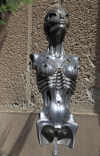 Surrealistische sci-fi vrouwen standbeeld in HR Giger museum in Gruyeres, — Stockfoto