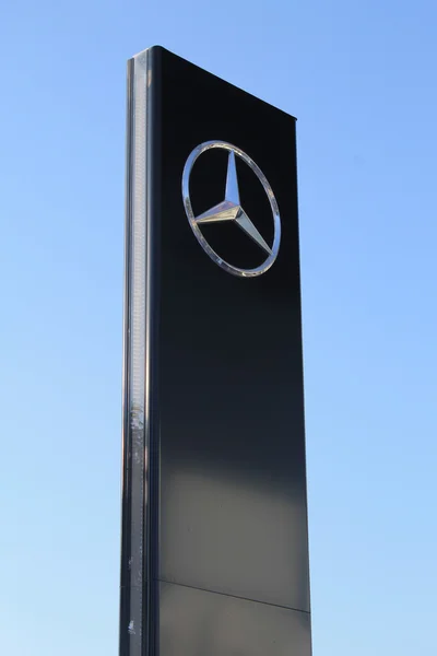 Mercedes-Benz firma contro il cielo a Herzliya, Israele . — Foto Stock