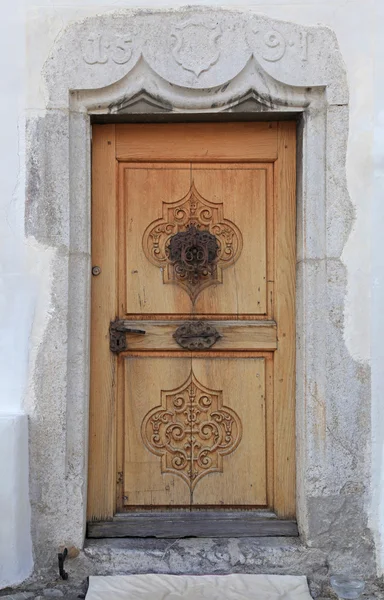 Puerta medieval de madera vintage en casa rural de piedra, Suiza —  Fotos de Stock