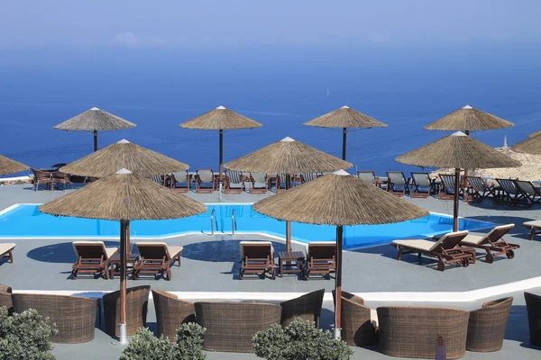 Paysage d'été avec mer, piscine et terrasse dans un complexe de luxe — Photo