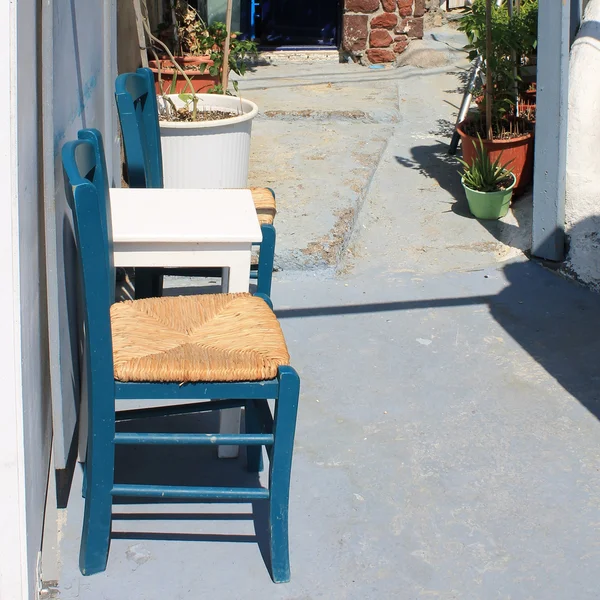 Deux chaises bleues et table blanche sur la terrasse, Santorin — Photo