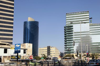 Sokaklar ve modern bina Tel Aviv, İsrail.