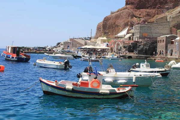 Barcos de pesca en Ammoudi bay, puerto de Oia, Santorini, Grecia —  Fotos de Stock