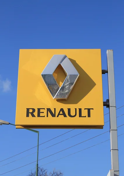 Renault-Logo auf einem Schild vor dem Auto oder Autohaus — Stockfoto