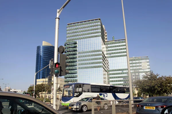 Calles y edificio moderno en Tel Aviv, Israel . — Foto de Stock