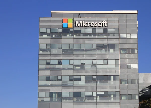 Microsoft corporation bürogebäude fassade mit logo in herzli — Stockfoto