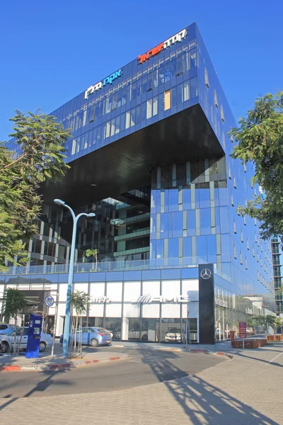 Edifício de arquitetura futurista moderno, Microsoft e Super-Pharm — Fotografia de Stock