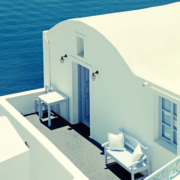 Casa blanca tradicional y terraza con vistas al mar, Oia, Santorini — Foto de Stock