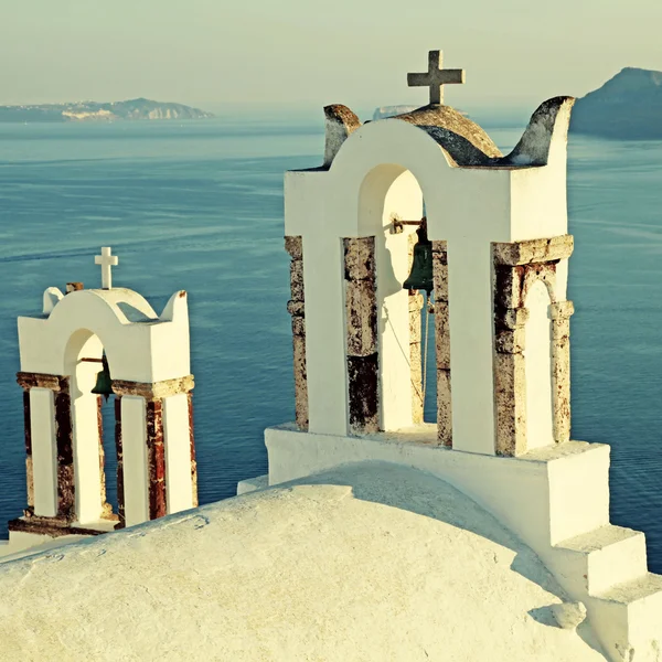 Campanario de la vieja iglesia blanca sobre el hermoso mar azul, Oia — Foto de Stock