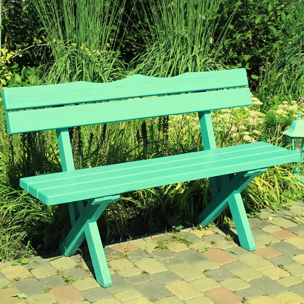 Parku drewniane ławki w ogrodzie — Zdjęcie stockowe