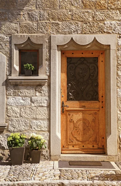 Vintage wood medieval door in rural stone wall house, Switzerlan — 图库照片