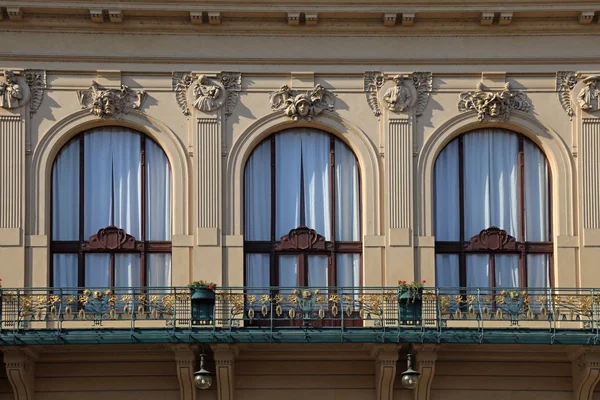 Beautiful ornate windows of Municipal House in Prague, Czech Rep — Stock Photo, Image