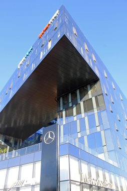 Mersedes Benz salonu ve modern fütüristik mimarisi bina