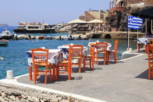 Taberna grega com cadeiras de madeira laranja, Santorini, Grécia — Fotografia de Stock