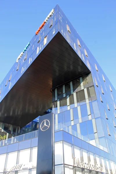 Edificio de arquitectura futurista moderna y salón Mersedes Benz — Foto de Stock
