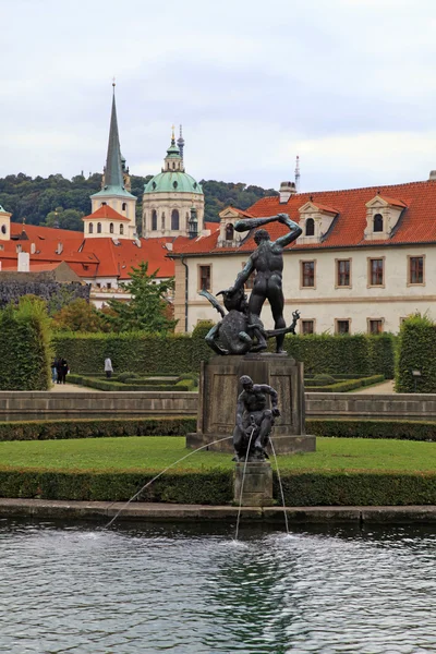 Fuente y estatua en el Jardín Waldstein y el Castillo de Praga, Pragu — Foto de Stock