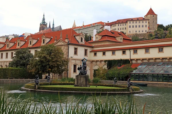 Brunnen und Statue im Waldsteingarten und der Prager Burg, Prag — Stockfoto