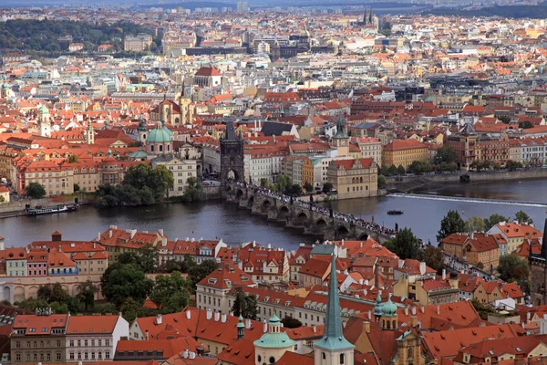 Panorama van Prague Old Town met rode daken en rivier Vltava — Stockfoto