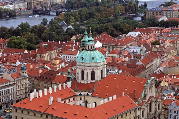 Панорама старого города Праги с красными крышами и рекой Влтава — стоковое фото