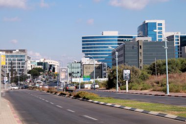 Sokaklar ve modern bina Herzliya, İsrail.