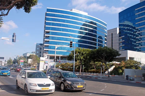 Utcák és modern épület Herzliya, Izrael. — Stock Fotó