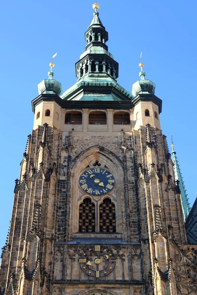 Tour de l'horloge de la cathédrale Saint-Vitus au Château de Prague — Photo
