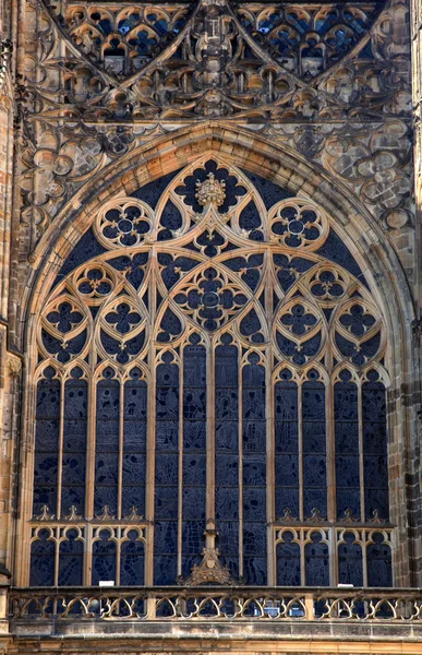 Ventana gótica de la catedral de San Vito en Praga — Foto de Stock