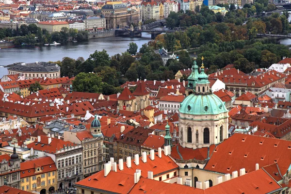 Prague Old Town Panoraması ile kırmızı çatılar ve Vltava Nehri — Stok fotoğraf