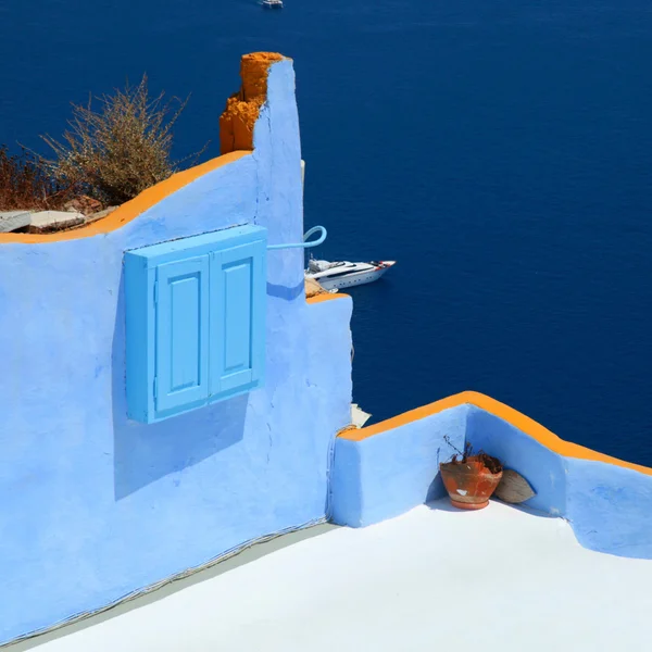 Colorida terraza sobre el mar Egeo, pueblo de Oia, Santorini, Grecia — Foto de Stock