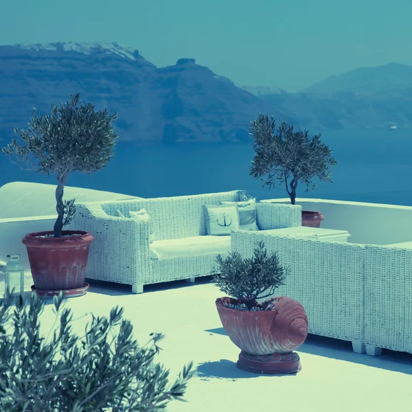 O terraço com vista mar com sofá branco, Santorini, Grécia — Fotografia de Stock