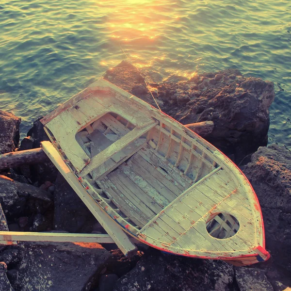 Vieux bateau en bois sur une mer Méditerranée (Grèce ) — Photo