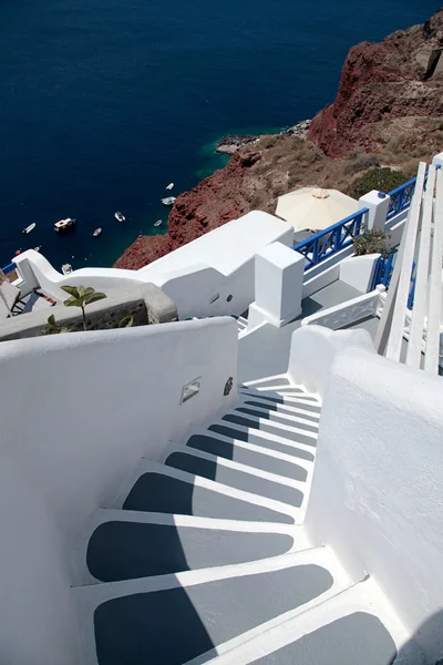 Hermosos escalones grises y blancos y el mar Egeo en Oia, Santorini , — Foto de Stock