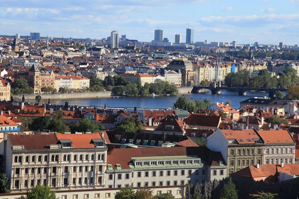 Старый город с красными крышами и рекой Влтава, Чехия . — стоковое фото