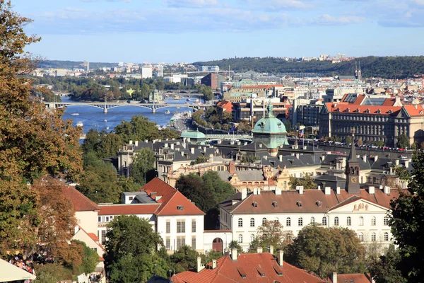 Prague Old Town met rode daken en rivier Vltava, Tsjechië. — Stockfoto