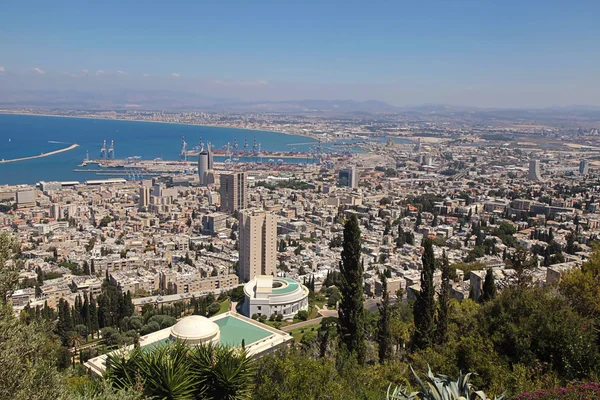 Uitzicht vanaf mount carmel naar poort en haifa in Israël. — Stockfoto