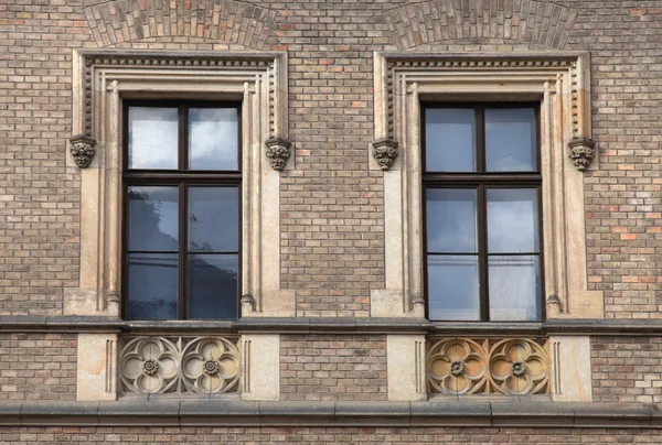 Klassisk barock fönster med fronton i Prag, Tjeckien — Stockfoto