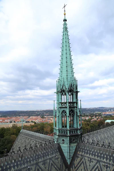 La guglia della torre della Cattedrale di San Vito, Praga, Repubblica Ceca — Foto Stock